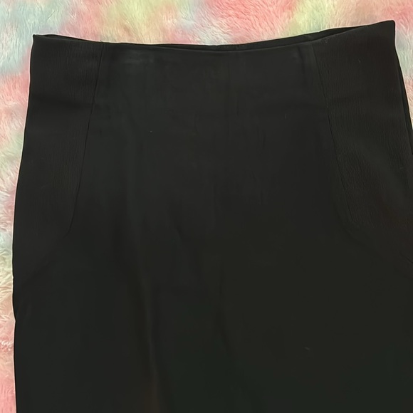 Short, tight skirt - Picture 2 of 4